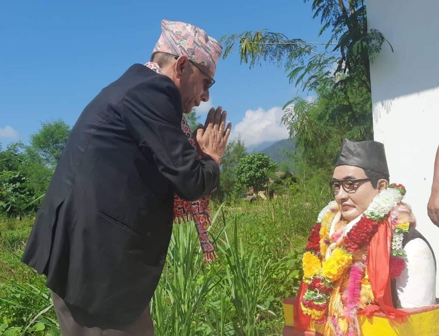 तप्त बिष्टको सालिक ढोगेर चुनाव प्रचारमा थानी